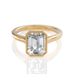 the-luna-bezel-metal-18kt-yellow-gold-shape-emerald